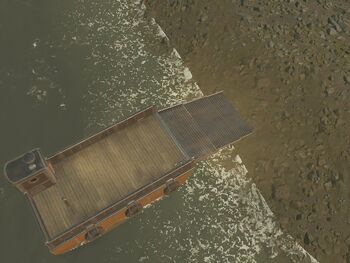 Une barge avec sa rampe abaissée sur une plage.