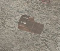 Un sac à dos au sol lâchée par un soldat mort.